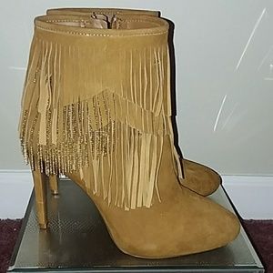 AMAZING Gianni Bini tan fringe heeled booties 🔥🔥